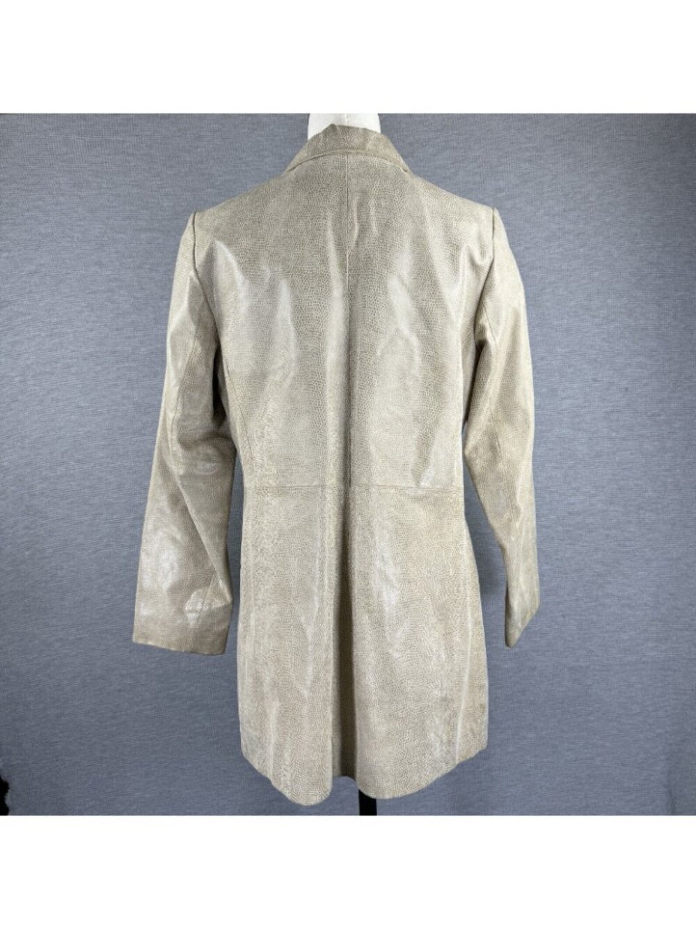 Colebrook & Co Leather Coat Womens Size M Tan Snakeskin Button Front Lined Beige - Picture 3 of 16